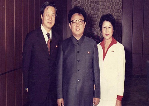 연인과 독재자 김정일과 함께 사진을 찍은 신상옥, 최은희 커플.