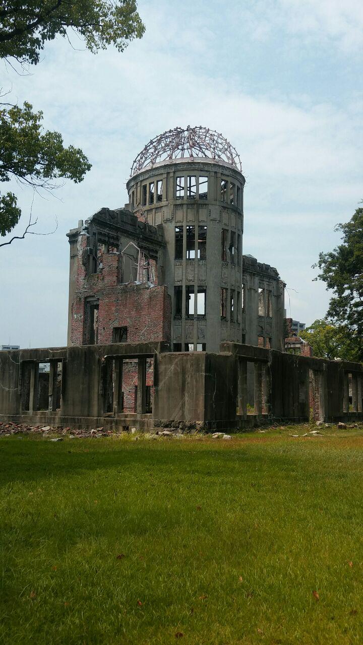 히로시마에 핵폭탄이 떨어졌을 때 유일하게 남겨진 건물. '히로시마 원폭돔'으로 불리며, 유네스코 세계유산에 등재됨. 