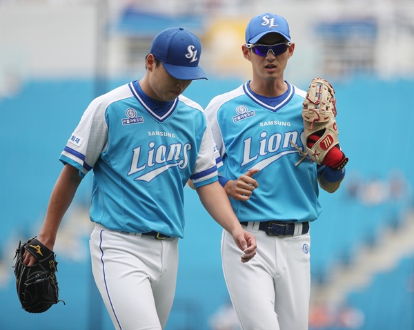  11일 오후 대구 삼성 라이온즈 파크에서 열린 프로야구 NC 다이노스와 삼성 라이온즈의 경기에서 1회초를 무실점으로 막은 삼성 선발 차우찬이 1루수 구자욱과 함께 공수 교대를 위해 더그아웃으로 향하고 있다. 