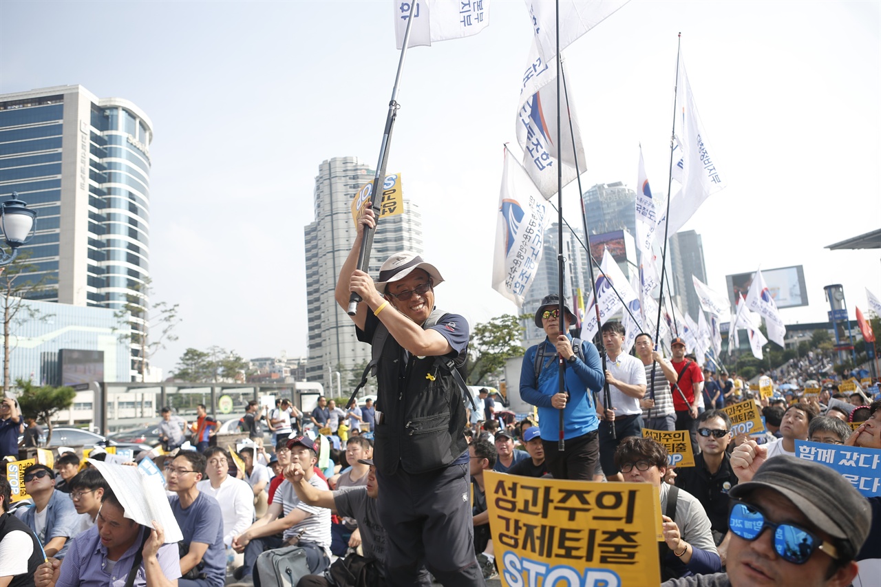 철도노동자들이 9월 10일 서울역 광장에서 '성과주의, 강제퇴출'저지를 요구하는 집회를 진행했다.