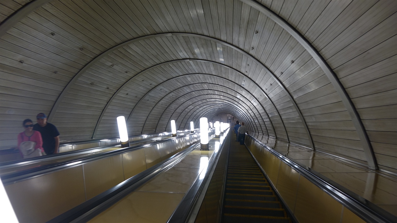 러시아의 지하철 출입은 대부분 에스컬레이트로만 가능한데, 그 길이와 속도가 상상을 초월할 정도로 빠르고 깊다