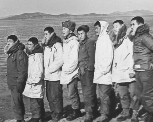 소대원들이 방한복이 지급된 날 한강 하류를 배경으로 기념촬영을 하다(왼쪽에서 첫번째가 유 하사, 네번째가 기자다. 1969. 12.) 강건너 산하가 북녘 땅이다. 