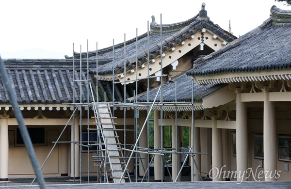 지난 9월 20일 경주시 남산동 통일전. 지진으로 파손된 지붕을 구조물로 지지하고 있다. 
