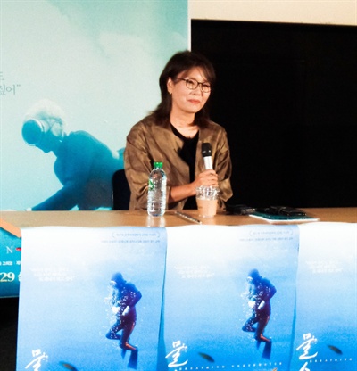  영화 시사가 끝나고 이어진 기자 간담회에서 고희영 감독이 기자들의 질문에 답하고 있다.