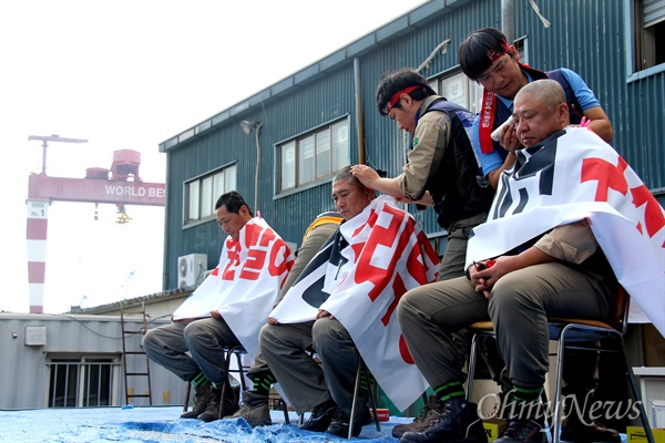  STX조선해양 사측이 희망퇴직과 권고사직에 들어간 가운데, 전국금속노동조합 경남지부 STX조선지회는 21일 오후 진해 소재 STX조선해양 안에서 파업 집회를 열었고, 지회 간부들이 삭발식을 열었다.