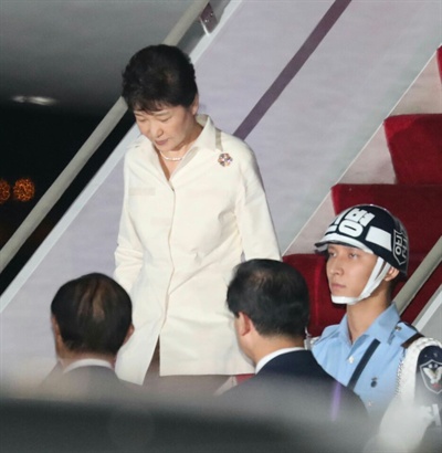 박근혜 대통령이 러시아, 중국, 라오스 순방을 마치고 지난 9일 오후 성남 서울공항에 도착, 전용기에서 내려오고 있는 모습.