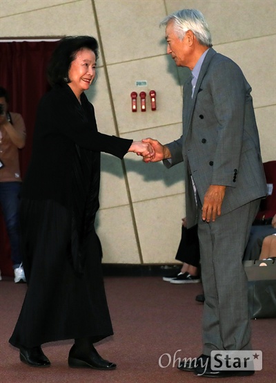 윤정희 특별전, 신성일의 축하 22일 오후 서울 상암동 한국영상자료원 상암 본원에서 열린 영화배우 윤정희 특별전 개막식에서 배우 윤정희가 배우 신성일과 악수를 하고 있다.