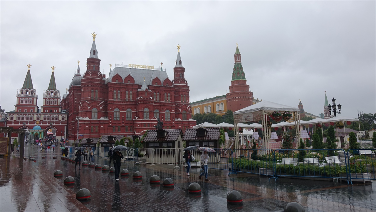 왼쪽 두 탑은 부활의문, 가운데는 역사박물관, 그리고 오른쪽은 크렘린 둥이다.