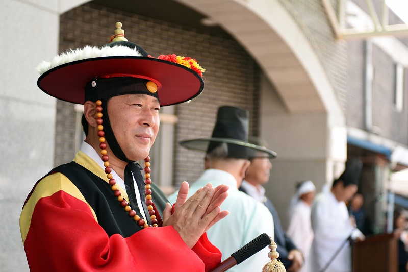 황명선 논산시장이 연산백중놀이 재연행사장에서 백중놀이보존회원들에게 격려의 박수를 보내고 있다.