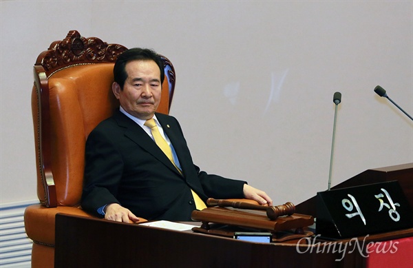 정세균 "김재수 해임건의안 상정 처리" 정세균 국회의장이 23일 오후 서울 여의도 국회 본회의장에서 열린 사회·교육·문화 분야 대정부질문을 진행하고 있다.
이날 정 의장은 더불어민주당과 정의당이 공동으로 제출한 김재수 농림축산식품부 장관 해임건의안에 대해 대정부질문이 끝난 뒤 상정하겠다고 입장을 밝혔다.