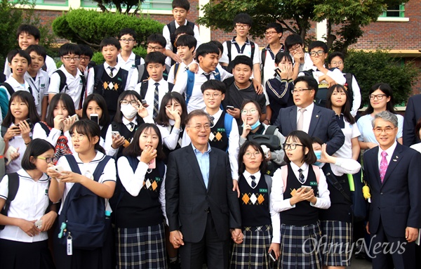 23일 오후 창원 명서중학교를 찾은 문재인 전 더불어민주당 대표와 박종훈 경남도교육감이 지난 12일 지진으로 일부 벽에 금이 간 현장을 살펴보고 난 뒤 학생들과 사진을 찍었다.