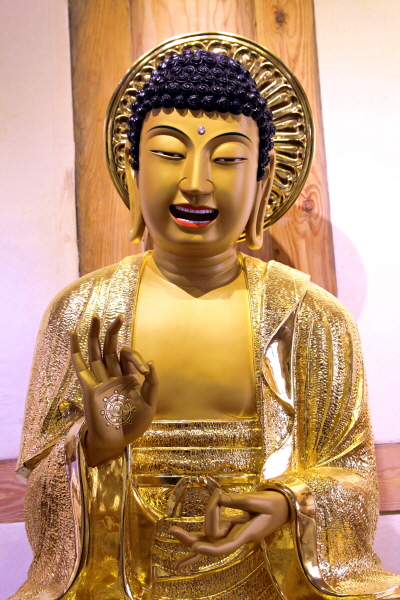 산청 목아전수관에 있는 작품 ‘부처님 입을 열다’