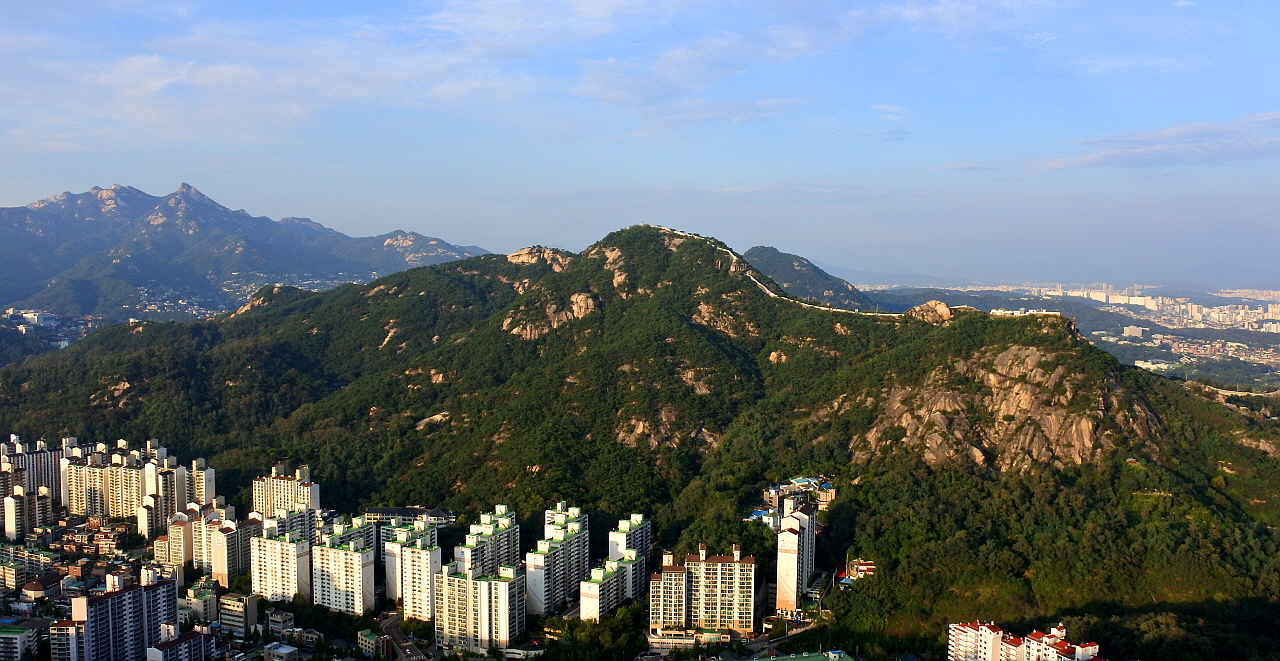 안산 봉수대에서 바라 본 인왕산의 모습. 능선을 따라 늘어선 서울성곽이 보인다. 왼쪽 뒤로 보이는 산은 북한산이다. 