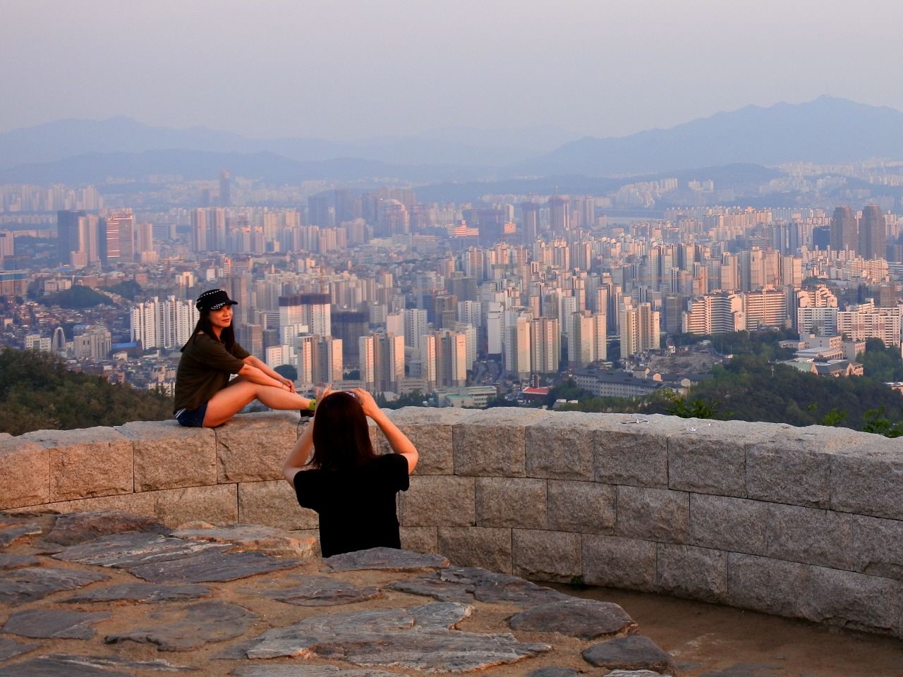 봉수대 안산 봉수대 전망대에서 사진 촬영을 하고 있는 중국인 유학생들. 근처에 연세대가 위치해 있어 유학생들을 자주 만날 수 있다. 