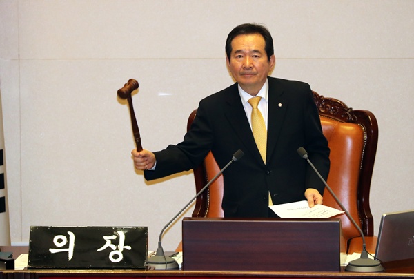 정세균 국회의장이 24일 새벽 국회 본회의에서 김재수 농림축산식품부 장관 해임건의안 통과를 알리고 있다.