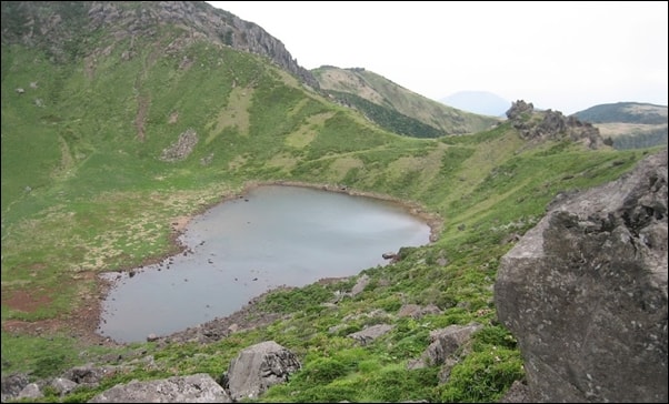 한라산 정상 백록담 모습