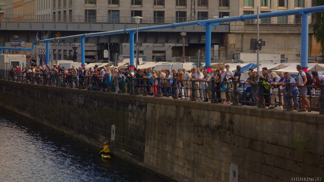 슈프레 운하에서 벌어진 수영 대회를 구경하는 사람들의 모습