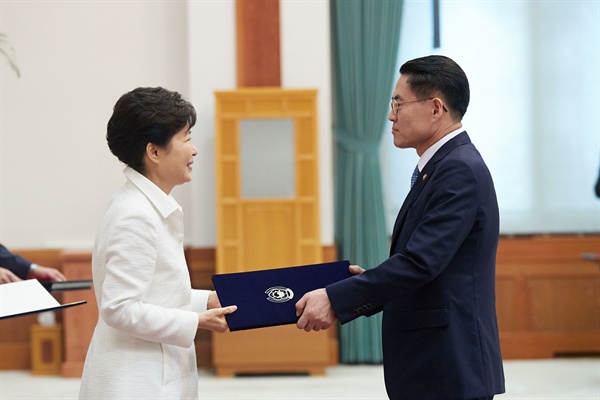 지난 13일 신임 장관 임명장 수여식 당시 박근혜 대통령과 김재수 농림축산식품부 장관.