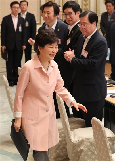 박근혜 대통령이 24일 오후 청와대에서 열린 2016년 장·차관 워크숍에 참석하고 있다. 