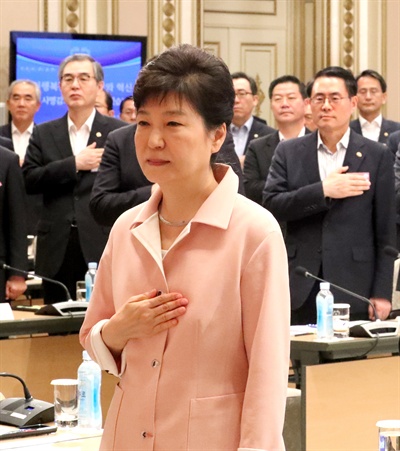 박근혜 대통령이 24일 오후 청와대에서 열린 2016년 장·차관 워크숍에서 황교안 국무총리 등 참석자들과 함께 국기에 대한 경례를 하고 있다. 국회에서 해임건의안이 가결된 김재수 농림축산식품부 장관도 참석했다.