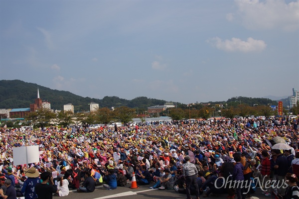 2만여 명의 김천시민들이 24일 오후 김천공설운동장 옆 주차장에 모여 성주 롯데CC 사드 배치를 강하게 반대했다.