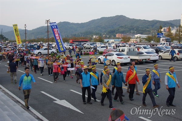 성주 롯데CC 사드 배치 반대를 요구하는 김천시민들의 결의대회가 24일 오후 김천공설운동장 옆 주차장에서 진행된 후 박보생 김천시장을 선두로 200여 명의 시민들이 김천역까지 도보행진을 하며 사드 반대의 목소리를 외쳤다.