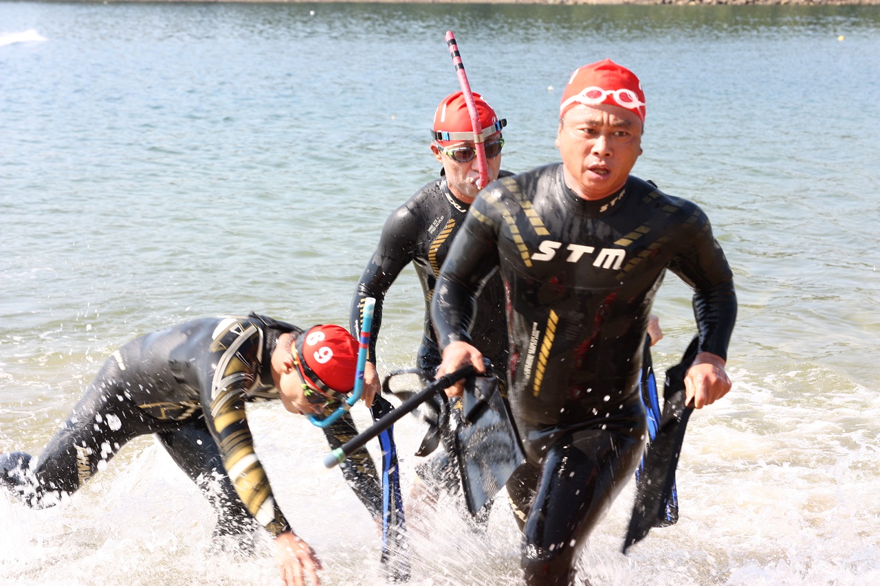  여수에서 열린 '제3회 여수거북선배 전국바다핀수영대회'에서 선수들이 결승점을 골인하고 있다.