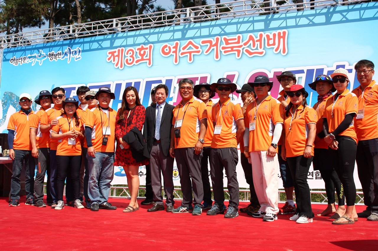  제3회 여수거북선배 전국바다핀수영대회를 주최한 여수시수중연합회 박재성 회장과 단장들의 모습