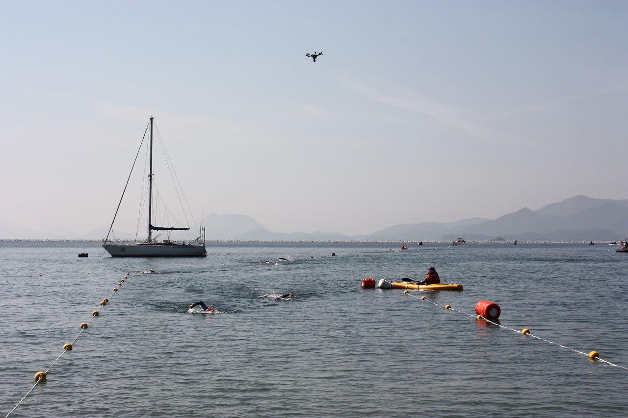  전국바다핀수영대회가 열린 웅천해변에 마지막 주자들이 들어오고 있다.