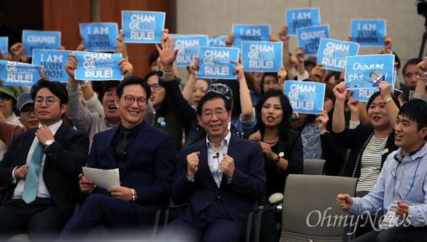 박원순 SNS친구 200만명 돌파기념 행사 개최 24일 오후 서울 용산구 백범기념관에서 박원순 서울시장 팬클럽이 주최한 SNS 친구 200만명 돌파기념 행사 '보고싶다 친구야!'가 개최되었다. 이날 행사에는 박 시장과 함께 책을 낸 도올 김용옥 교수, TV조선 ‘강적들’ 출연진(박종진,김갑수,함익병), 가수 김장훈이 출연했다.