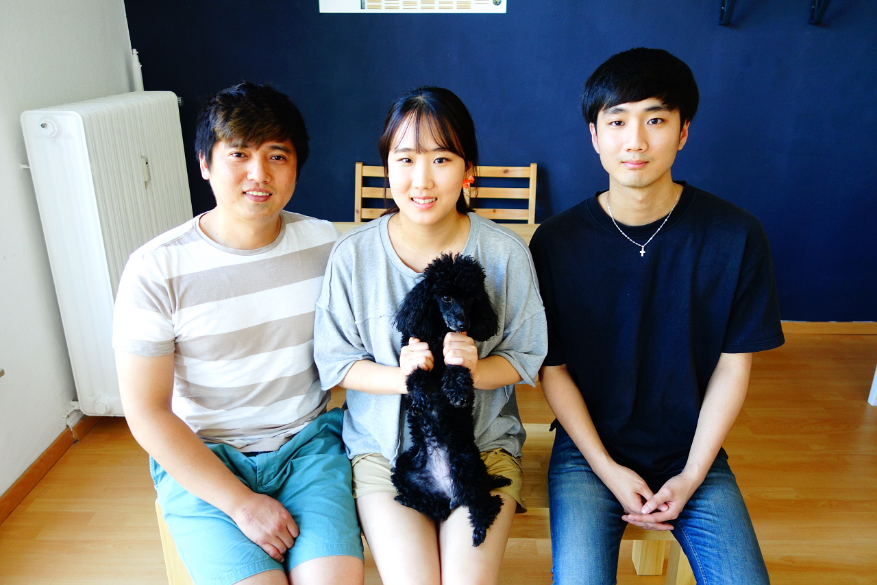맨 오른쪽은 보경씨의 설득으로 독일에서 공부 중인 보경씨의 동생이다. 한국에서 같이 온 강아지 쨈도 함께 살고 있다.