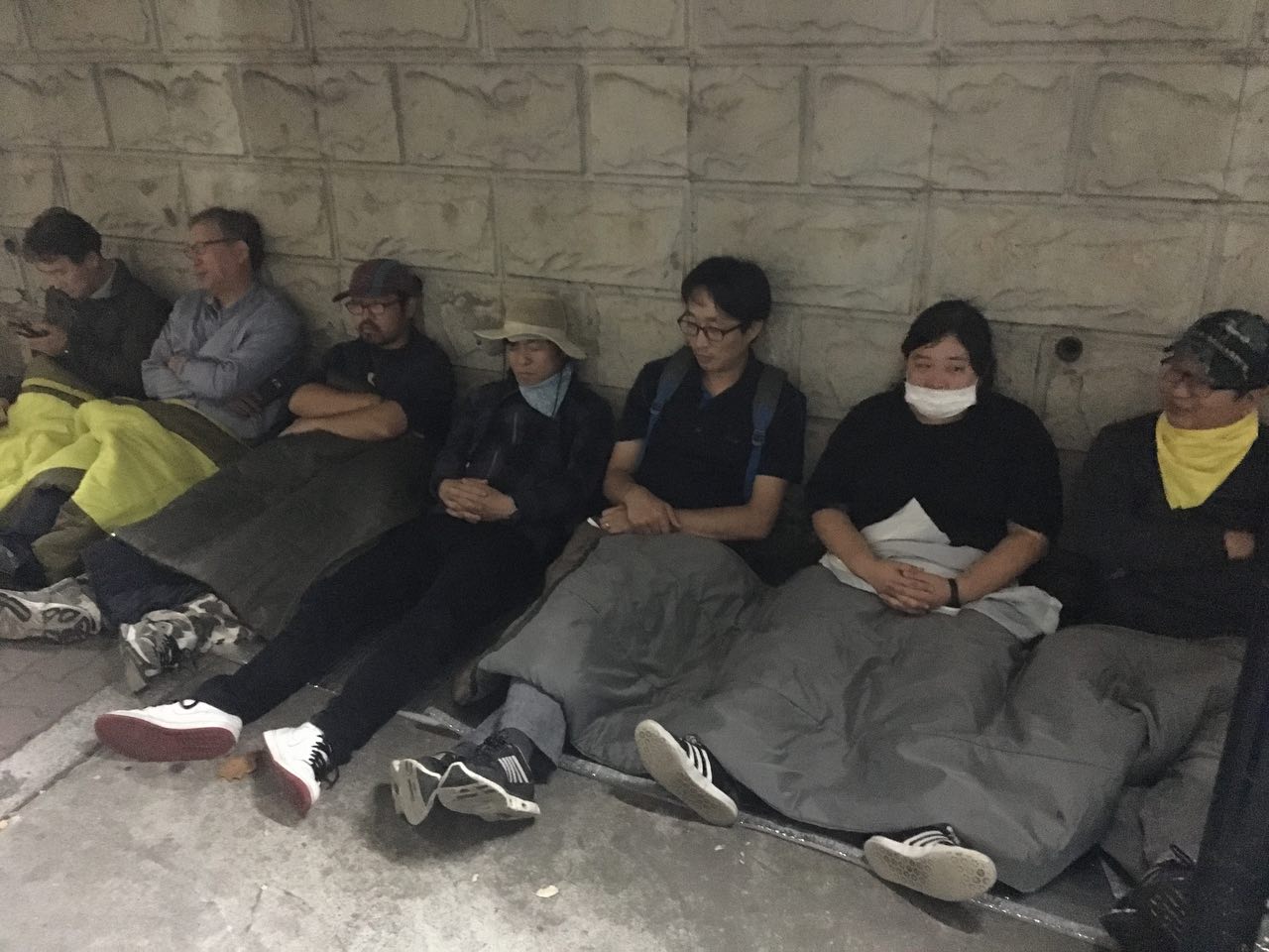 백남기농민 위급소식과 강제부검 소식을 듣고 달려온 시민들. 아스팔트바닥에 앉아 밤을 보내는 모습
