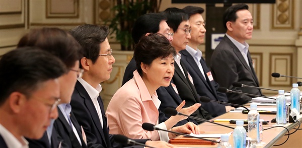 박근혜 대통령이 지난 24일 오후 청와대에서 열린 2016년 장·차관 워크숍을 주재하고 있다.