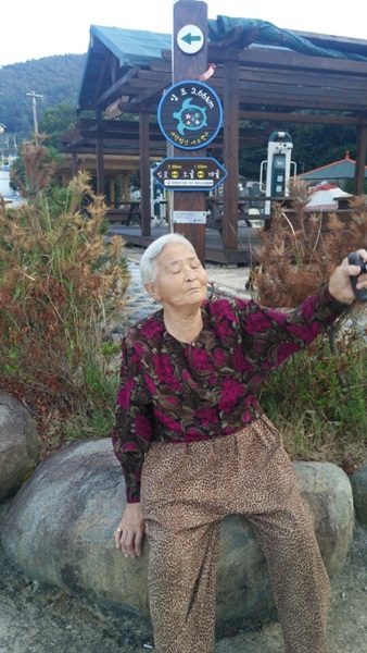 버스 정류장과 버스 시간을 안내해주는 소율 마을 박정래 (85세) 할머니, 혼자 사신다고 한다.
