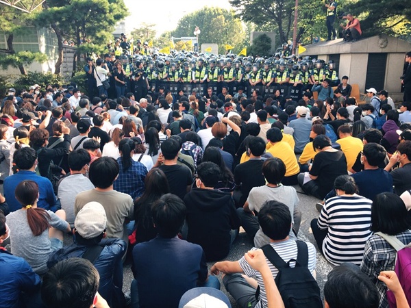 지난 25일 백남기씨가 숨을 거둔 서울대병원 안팎에서는 고인에 대한 강제적인 부검 집행을 우려하는 시민들과 경찰 사이에 대치가 벌어졌다.