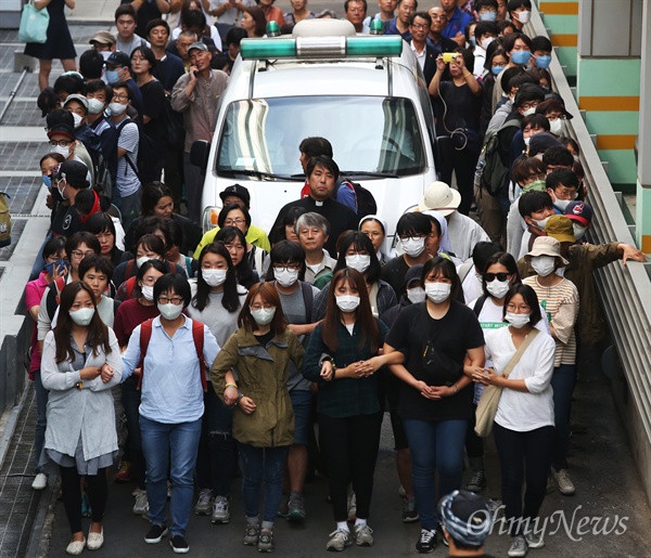 지난해 민중총궐기 도중 경찰 물대포에 맞아 사경을 헤매던 백남기 농민이 317일 만에 사망한 가운데 지난 25일 오후 서울 대학로 서울대병원 중환자실을 출발해 장례식장으로 운구하고 있다. 시민, 학생들이 경찰의 강제부검에 대비해 운구차량을 에워싼 채 장례식장으로 향하고 있다.