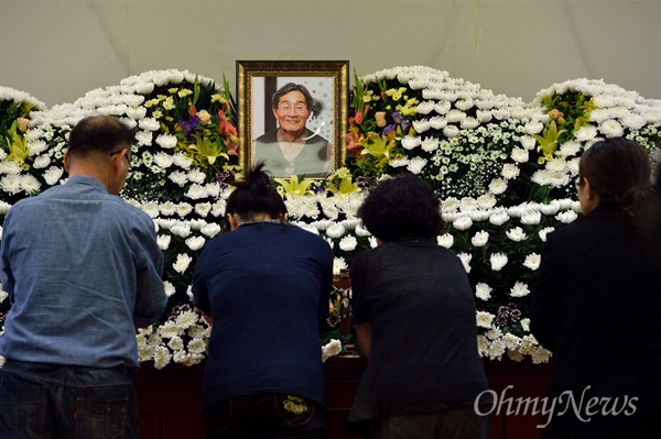  지난해 11월14일 민중총궐기대회 당시 경찰이 직사한 물대포에 맞고 의식불명에 빠졌던 농민 백남기(70)씨가 사고 317일만인 25일 숨을 거둔 가운데 서울 종로구 서울대학병원 장례식장에 조문이 이어지고 있다. 
