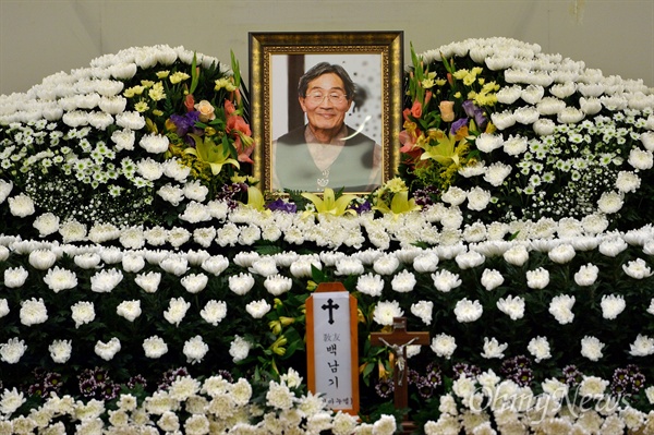 엷은 미소 띤 고 백남기 농민 경찰이 직사한 물대포에 맞고 의식불명에 빠졌던 백남기 농민이 317일만에 숨을 거뒀다. 서울대병원 장례식장에 마련된 빈소의 영정사진속 백남기 농민이 엷은 미소를 짓고 있다. (2016.9.25)