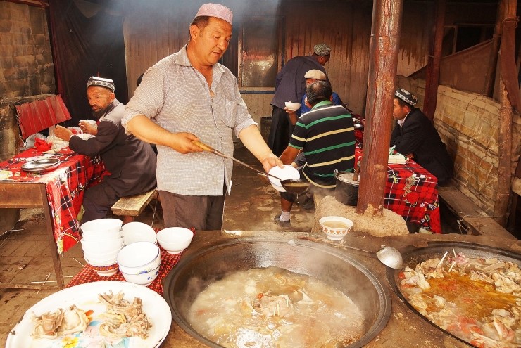 중국 최서단 카슈가르에서 열린 바자르(시장)에서 양고기 음식을 서빙하고 있는 위구르족 주민의 모습
