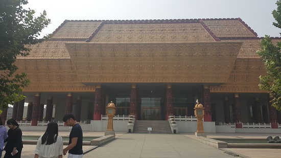 중국문자박물관 정면이 아닌데도 규모가 매우 크게 보인다.