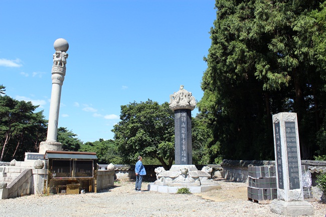 통영 용화사 '불사리4사자법륜탑'(왼쪽)은 아쇼카 양식의 원주석탑으로, 부처님 진신사리 7과가 봉안되어 있습니다.
