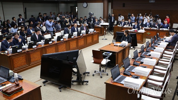 새누리당이 김재수 장관 해임안 직권상정 처리에 항의해 국정감사 일정을 전면 거부한 가운데, 26일 오전 용산구 국방부청사에 마련된 국방위 국정감사장에  김영우 위원장을 비롯해 새누리당 의원들의 자리가 텅 비어 있다.