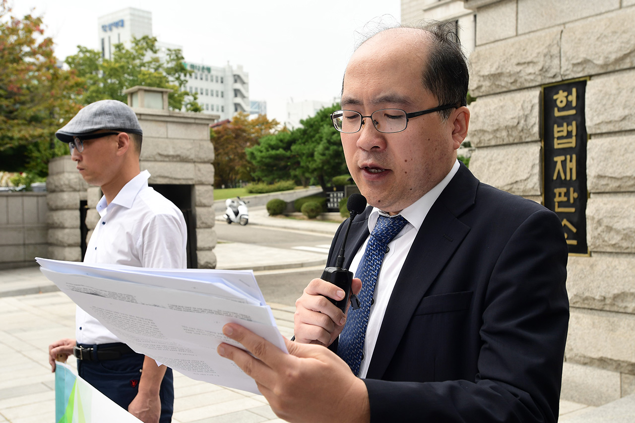  민주사회를 위한 변호사모임의 언론위원회 위원장 이강혁 변호사가 26일 오전 서울 종로구 헌법재판소앞에서 열린 '청와대 KBS보도개입' 헌법소원 청구 기자회견장에서 헌법소원심판 청구서 요지 및 예상 법적 쟁점에 대해 설명하고 있다.