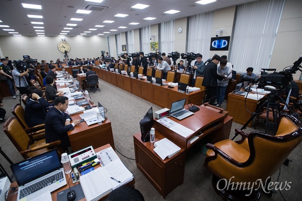 26일 오전 서울 국회 미방위 국정감사에서 새누리당 의원들이 불참해 국정감사가 열리지 못하고 있다. 새누리당 의원들이 야당 공조로 처리한 김재수 농림축산식품부 장관 해임건의안 통과 항의 보이콧으로 불참했다.