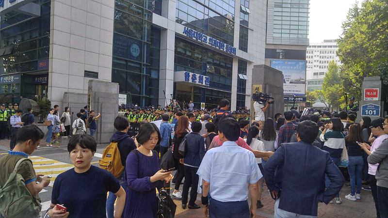 오후 2시 20분 52기동대 소속 경찰들이 서울대병원 후문을 봉쇄하고 통행을 막자 이내 혼란이 일어났다.