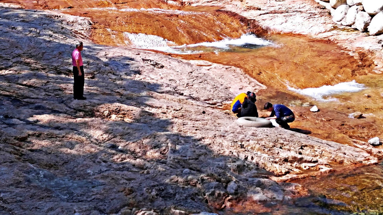 오색약수터 유리알처럼 투명한 오색천의 맑은 물가 바위틈에서 솟아나는 오색약수는 신경통과 위장병에 좋은 걸로 오래전부터 널리 알려져 많은 이들이 철따라 마을을 찾곤 했다.