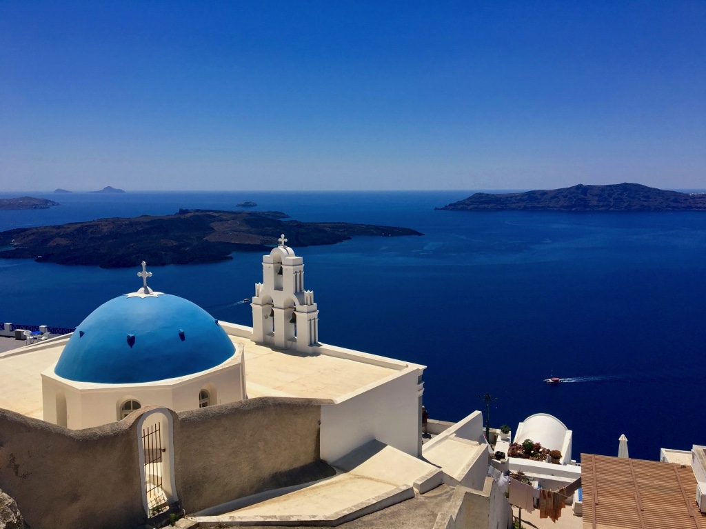  멀리 푸른 바다를 배경으로 서 있는 새하얀 집과 파란 지붕은 그리스 섬들의 상징이다.