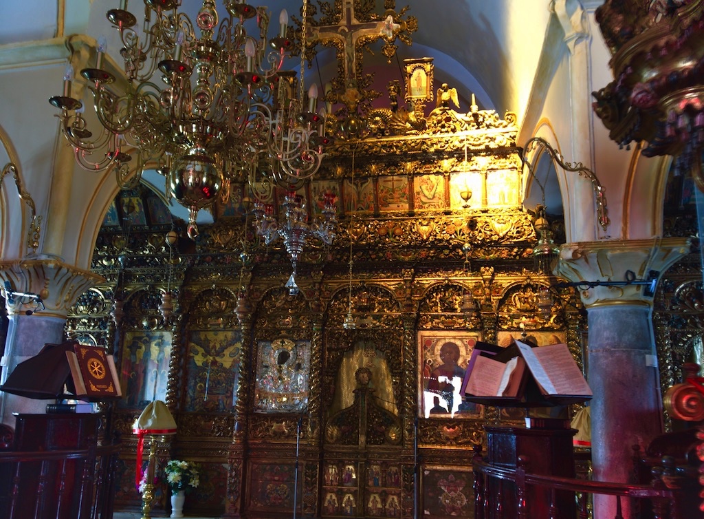  성당 내부는 모두 황금빛으로 장식되어 있었다.