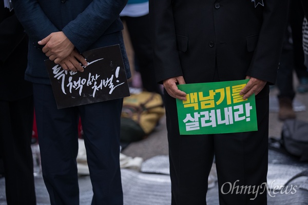 고 백남기 농민에 대한 경찰의 부검영장 재신청이 이뤄진 27일 오전 서울 종로구 서울대학교병원 장례식장에서 삼을 샌 백남기대책위와 시민들이 한 자리에 모여 집회를 열고 있다. 