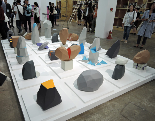 토미 스토켈(Tommy Støckel) I '광주 돌(The Gwangju Rocks)' 혼합매체 GB11 2016 3D작업으로 덴마크 출신 작가 '스토켈'은 유럽과 광주 그리고 과거와 현재 더 나아가 미래를 연결시켜주는 고인돌을 현대화한 작품이다. 이번 광주비엔날레에서 중시하는 '매개철학'을 잘 형상화한 작품이라 할 수 있다